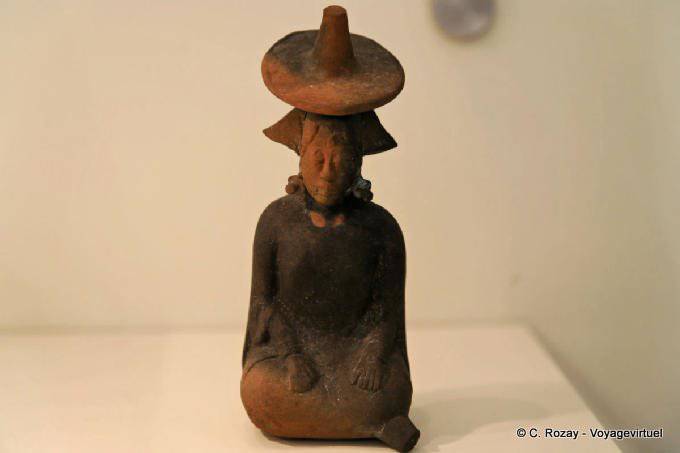 Statuette portant un chapeau traditionnel, Museo Archeologia Maya, Campeche - Mexique
