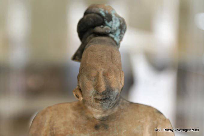 Buste portant une boucle d'oreille, Museo Archeologia Maya, Campeche - Mexique