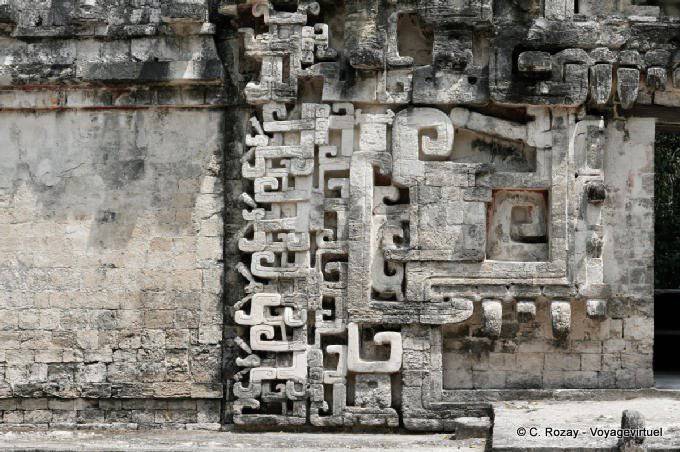 Chicanna, gros plan sur les sculptures décoratives de la structure II - Mexique