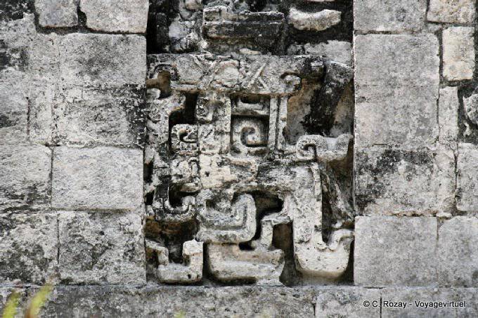 Détail enchevêtré de la maison de la bouche du serpent, Chicanna - Mexique