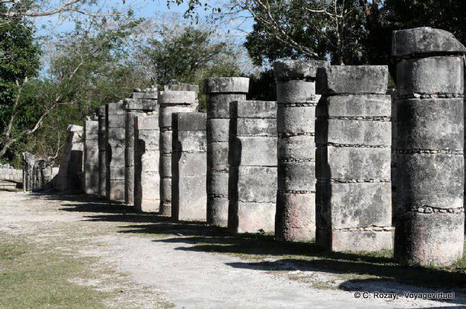 Alternance de colonnes rondes et rectangulaires, Place des Mille Colonnes, Chichen Itza - Mexique