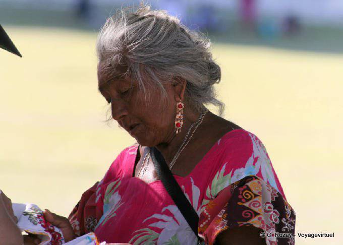 Mexicaine aux boucles d'oreille, Chichen Itza - Mexique