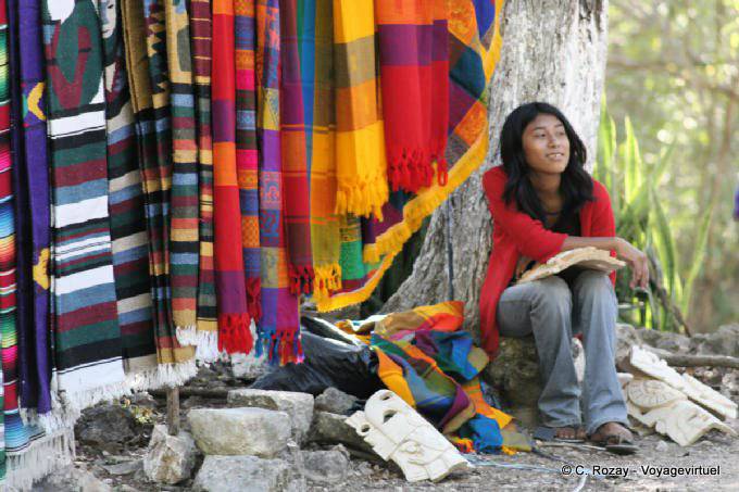 Echarpes de couleurs, la fille au pied de l'arbre, Chichen Itza - Mexique