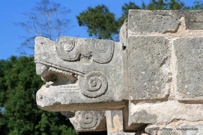 Sculptures de têtes de serpents sur la Casa de las Aguilas, plateforme de Vénus, Chichen Itza - Mexique