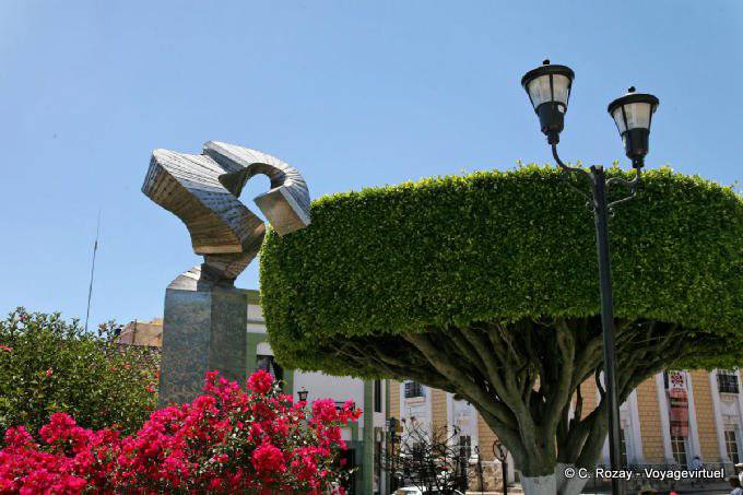 Arbre taillé et sculpture, Zócalo de Comitán de Dominguez, Chiapas - Mexique