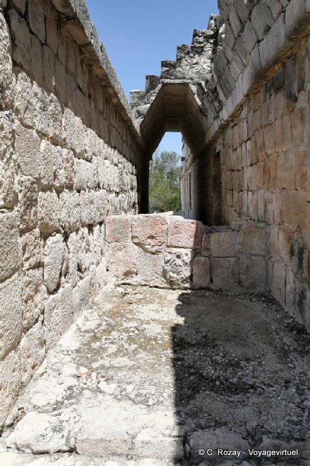 Passage entre les murs, Edificio de los 5 Pisos, Edzná - Mexique
