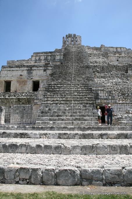 Montée des marches de l'edificio de los 5 pisos, Edzná - Mexique