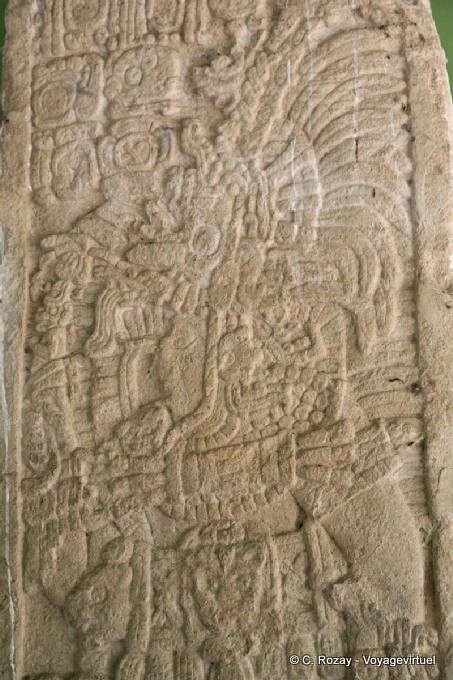 Gros plan sur le haut de la stèle, Edzná - Mexique
