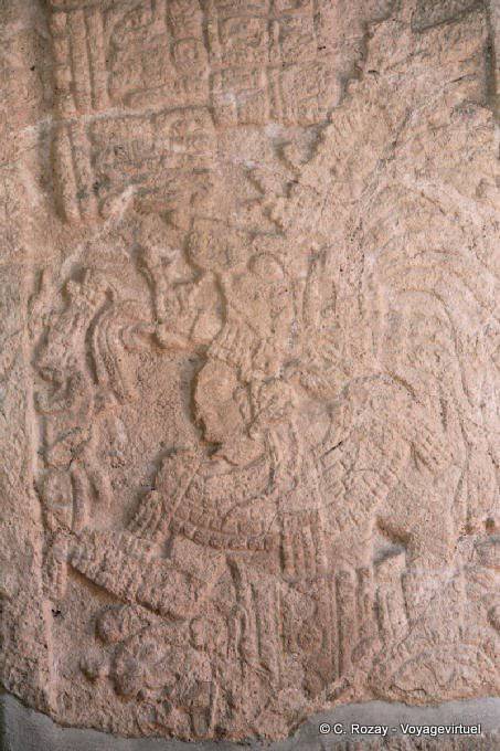 Détail de la sculpture en bas de la stèle, Edzná - Mexique