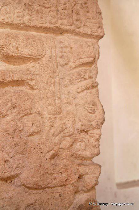 Profil à l'angle d'une stèle, Edzná - Mexique