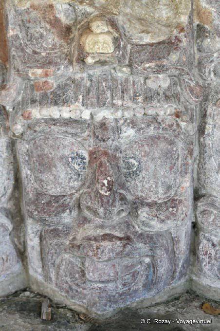 Gros plan sur le masque du soleil levant, Templo de Mascarones, Edzná - Mexique