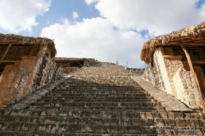 Montée des marches de l'Acropole, Ek Balam - Mexique