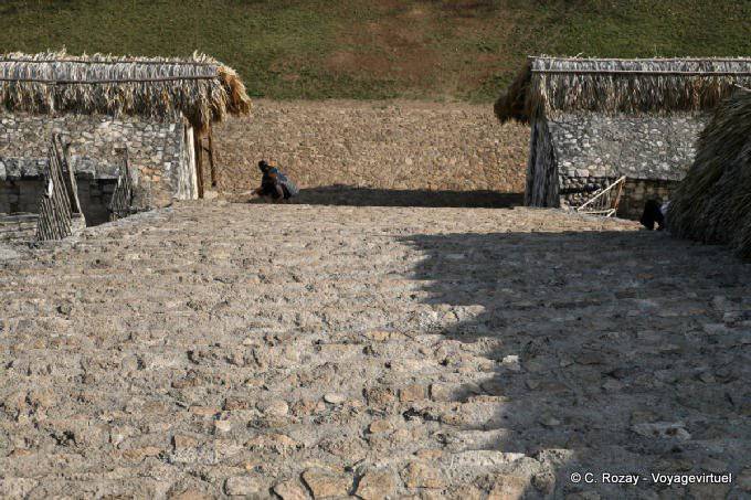 La descente d'escalier de l'Acropole, Ek Balam - Mexique