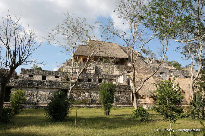 La Tour vue des jardins, structure I ou Acropole, Ek Balam - Mexique