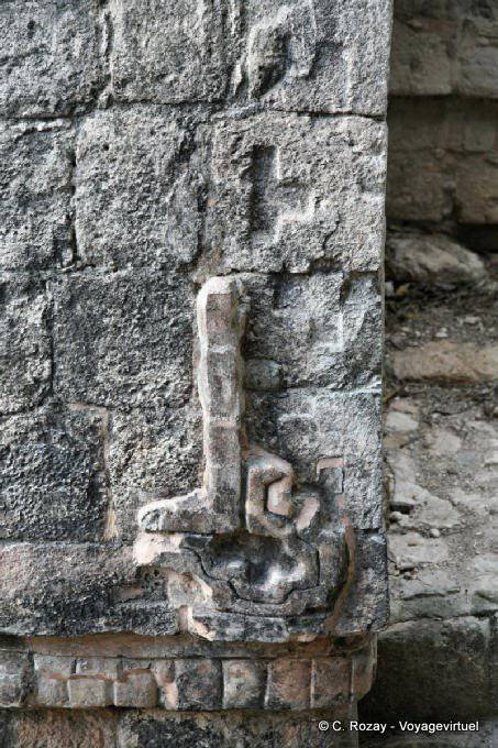 Détail d'un relief sur un mur, El Torre, Ek Balam - Mexique