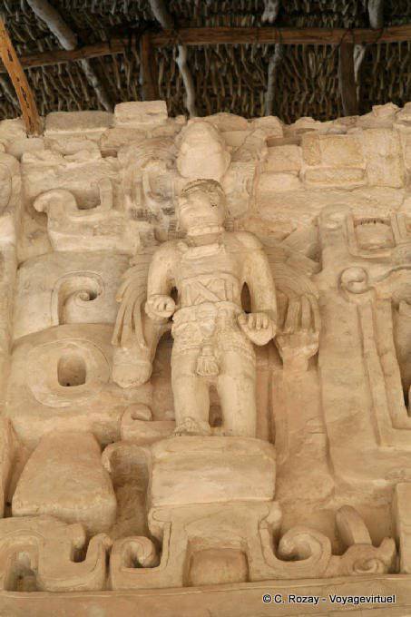 Guerrier en stuc arborant un panache de plumes sur fond de mascarons, Jaguar Altar, Ek Balam - Mexique