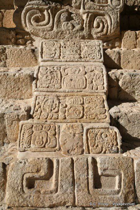 Hiéroglyphes mayas, entrée droite d'El Torre, Ek Balam - Mexique