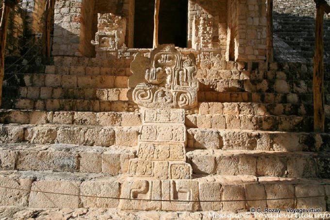 Stèle à la tête de serpent, entrée gauche basse d'El Torre, Ek Balam - Mexique