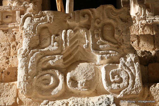 Gros plan, Le Soleil sort de la bouche de la Terre, côté droit, El Torre, Ek Balam - Mexique