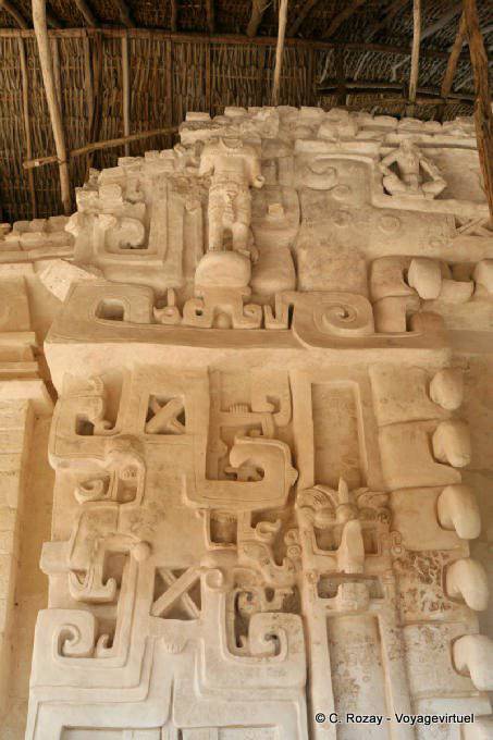 Partie gauche du Monstre de La Terre, Jaguar Altar, Ek Balam - Mexique