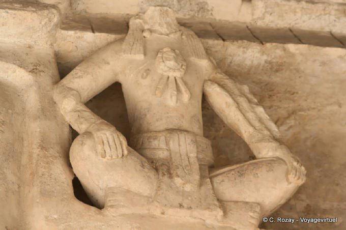 Guerrier en position de lotus, stuc de l'Autel du Jaguar noir, Ek Balam - Mexique