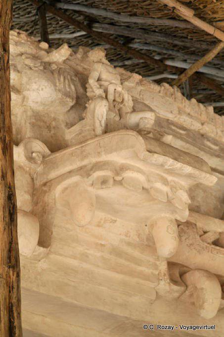 Haut de la tête du Serpent Monstre, stuc de l'Autel du Jaguar noir, Ek Balam - Mexique