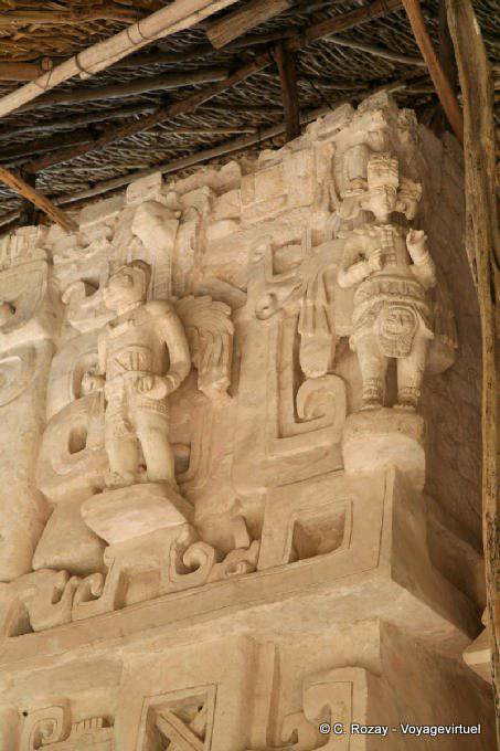 Statues de la partie droite du Monstre de La Terre, Jaguar Altar, Ek Balam - Mexique