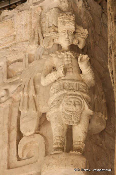 Dans un angle de l'Autel du Jaguar noir, guerrier portant un panache de plumes, Ek Balam - Mexique