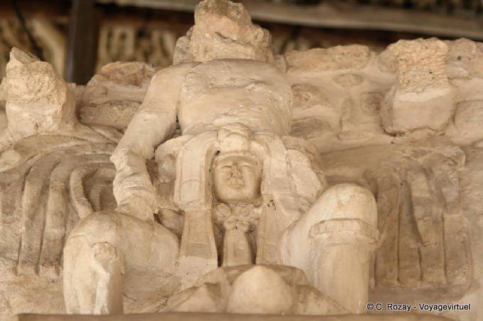 Figure sur la tête du Serpent, sculpture en stuc du Jaguar Altar, Ek Balam - Mexique
