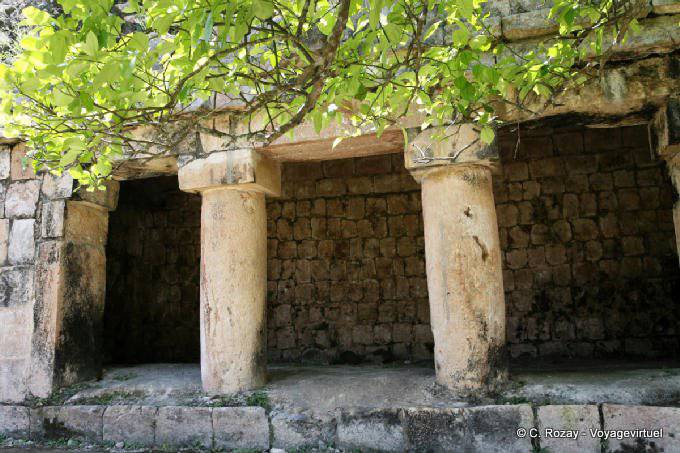 Colonnes du groupe Temprano, Kabah - Mexique