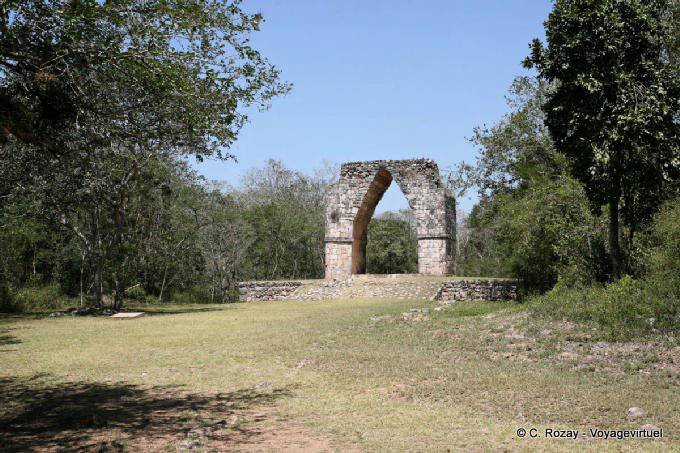 Arc maya au début du Sacbé, Kabah - Mexique
