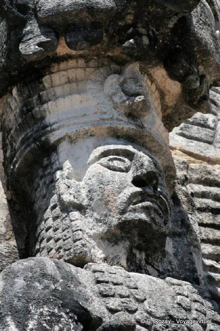 Gros plan sur le visage de la statue, côté est, sculpture du Jaguar, Kabah - Mexique
