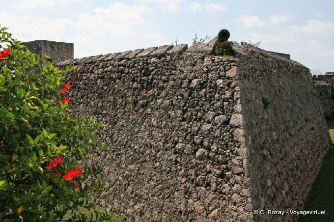 Angle de la muraille du Fort de San Felipe, Laguna de Bacalar - Mexique