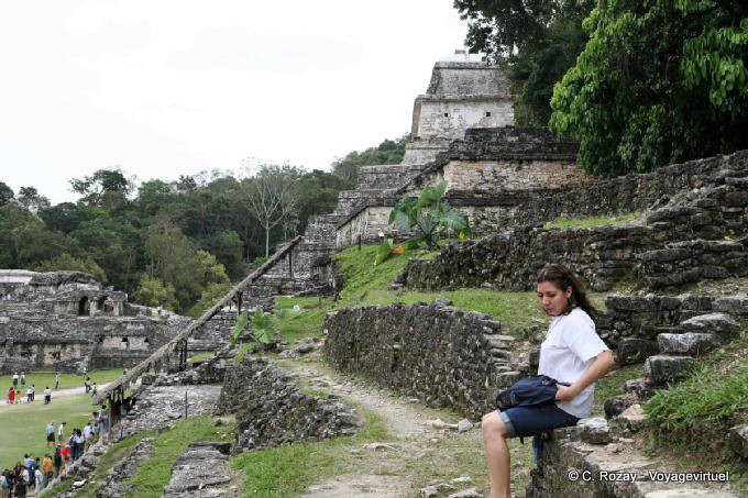 Sur les marches du temple de la tête de mort, Palenque - Mexique