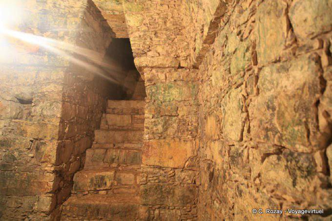 Rai de soleil dans les entrailles du Temple de la Tête de Mort, Palenque - Mexique