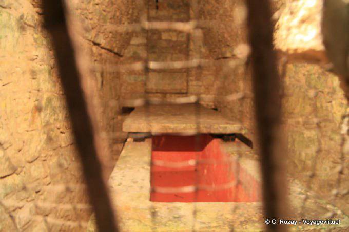Sarcophage derrière la grille, Palais de la tête de Mort, Palenque - Mexique