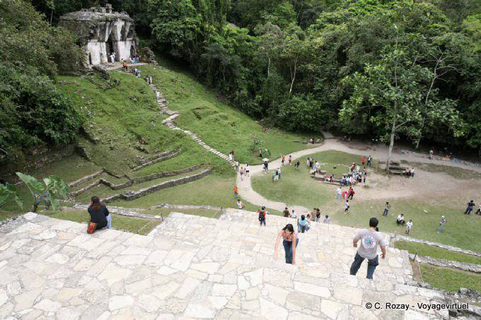 Plaza del Sol vue depuis les marches du Temple de la Croix, Palenque - Mexique