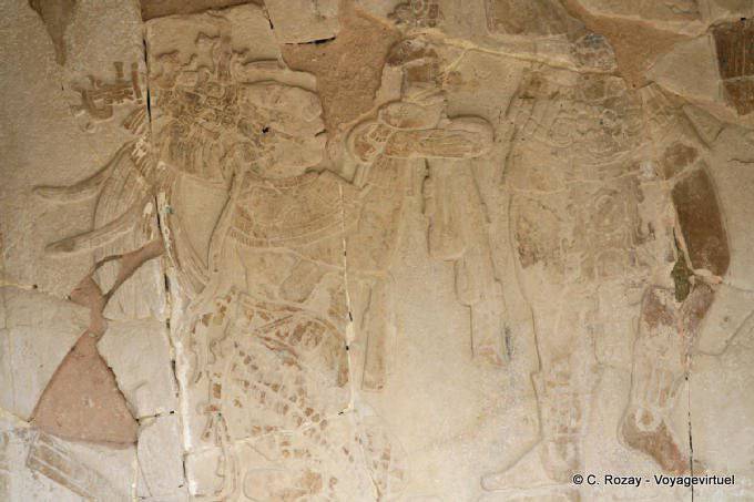 Tz'akb´u tenant une statuette du dieu K´awiil, bas-relief du Templo XIV, Palenque - Mexique