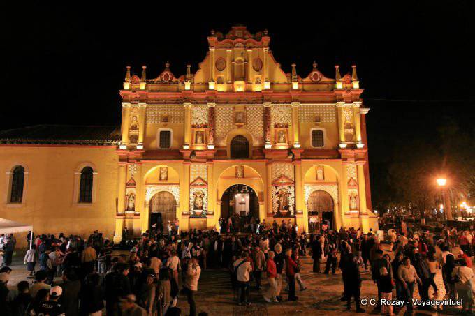 Foule la nuit devant la cathédrale, San Cristobal de Las Casas - Mexique