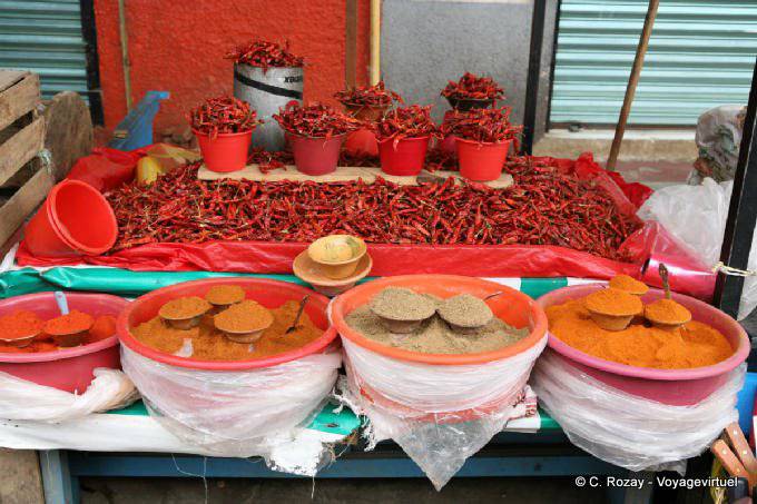 Piments et épices de toutes sortes, Gran Mercado, San Cristobal de Las Casas - Mexique