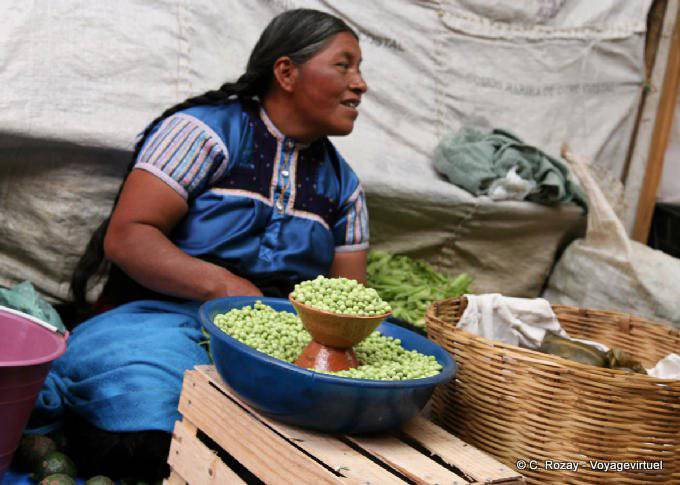 La marchande de petits pois, Gran Mercado, San Cristobal de Las Casas - Mexique