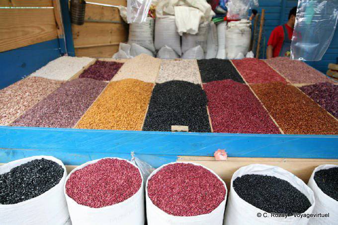 Exposition de légumineuses colorées, Gran Mercado, San Cristobal de Las Casas - Mexique