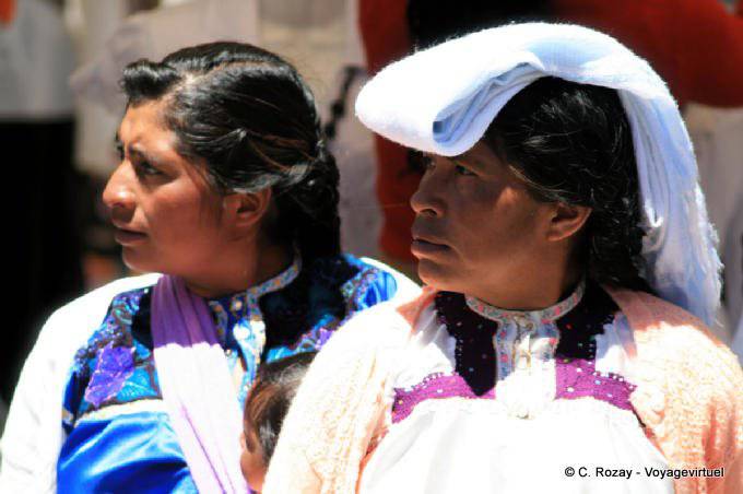 Rebozo blanc sur la tête, costume Traditionnel, Place de la Paix, San Cristobal de Las Casas - Mexique