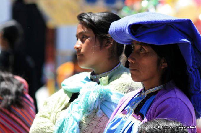 Une Tzotzile et son rebozo en laine bleue, Place devant la cathédrale, San Cristobal de Las Casas - Mexique