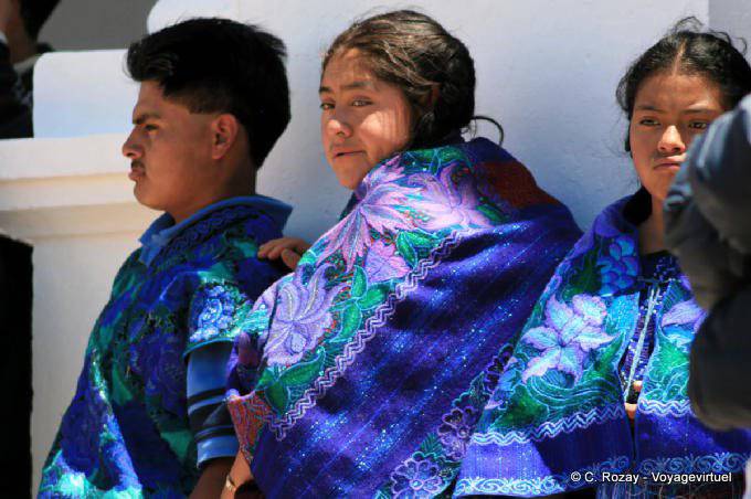 Châle traditionnel bleu aux fleurs mauves, Place de la Paix, San Cristobal de Las Casas - Mexique