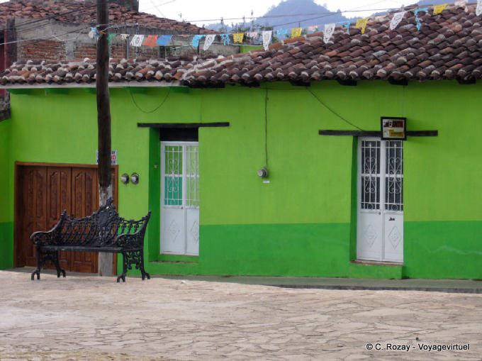 Banc de fer devant la maison verte, Plazuela del Cerrillo, San Cristobal de Las Casas - Mexique