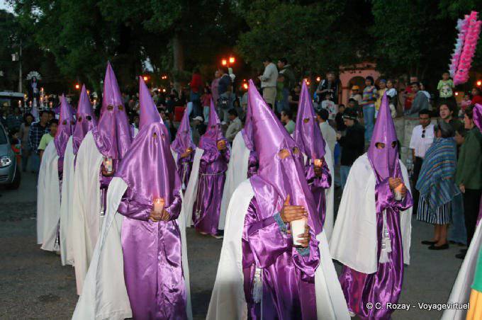 Défilé de pénitents en cagoules pointues, procession, San Cristobal de Las Casas - Mexique
