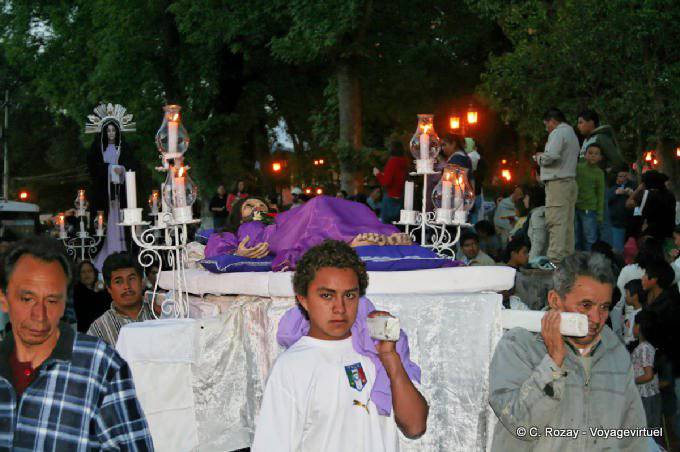 Jésus-Christ mort porté dans un baldaquin, procession de Pâques, San Cristobal de Las Casas - Mexique