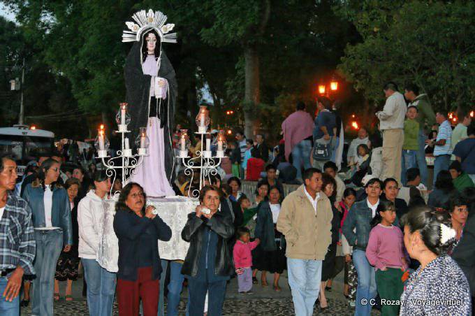 Présentation de Marie, la vierge sur un baldaquin durant la procession, San Cristobal de Las Casas - Mexique