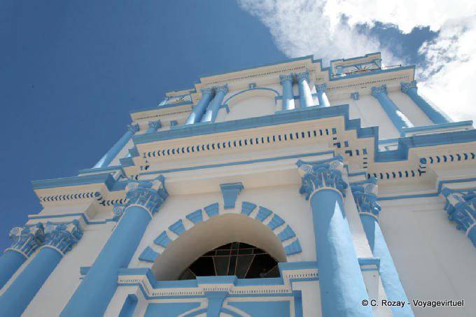 Façade toute blanche et bleue, église de Santa Lucia, San Cristobal de Las Casas - Mexique